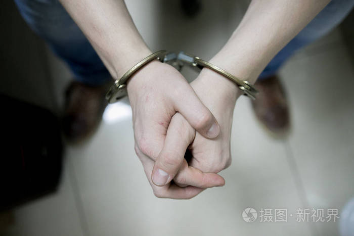 囚犯或被捕的恐怖分子戴上手铐.