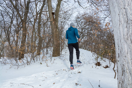 冬季男子在户外运动训练男子在雪地上奔跑