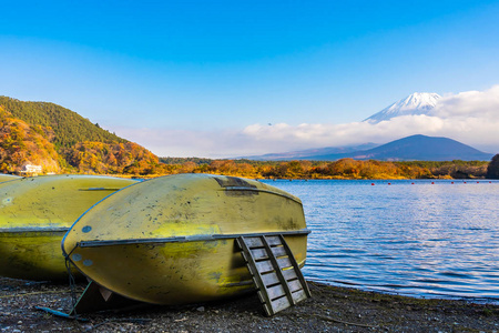 秋季日本大林湖边有船和枫叶树的富士山美景