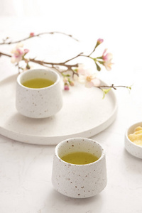 农历新年传统装饰和白色背景的茶杯