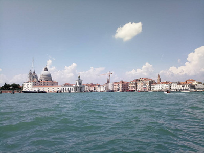 城市运河威尼斯与水房和桥梁
