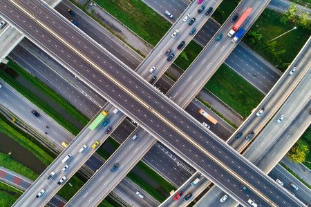 高速公路运输交通道路车辆移动物流概念鸟瞰图