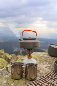 露营旅行茶壶和露营茶杯在喀尔巴阡山