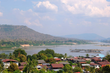 泰国红城Ubon Ratchatani河畔村景