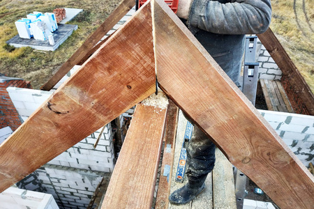 工业工人用电锯切割木材木板。 建筑地盘详情
