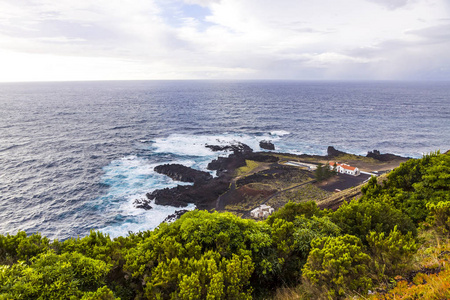 葡萄牙索米格尔岛亚速尔群岛的Ponta da Ferraria温泉和大西洋海岸的鸟瞰图