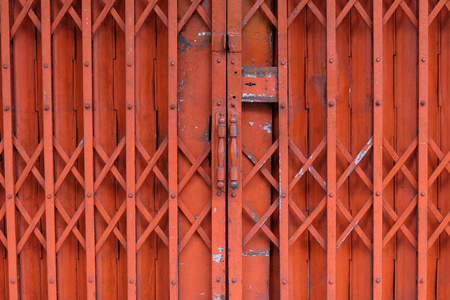 旧红色生锈的古董滑梯钢门