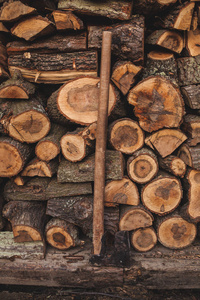 冬天的木柴和斧头堆