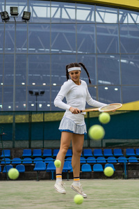 绿茵草地上的女网球运动员