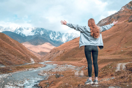 女性与扬声器在天空