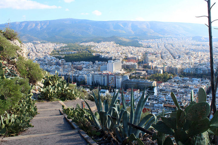 2018年12月22日，雅典，希腊阿提卡。从利卡贝图斯山俯瞰雅典市区。欧洲旅游目的地