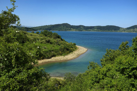 湖和小山的全景