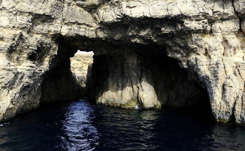 科米诺的悬崖和洞穴图片