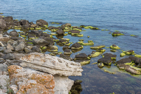 多种颜色的海石。 大海或海洋中的大石头。 海景。 石冢 内塞巴尔的黑海海岸。 保加利亚的性质。 欧元之旅。 水中的鹅卵石。