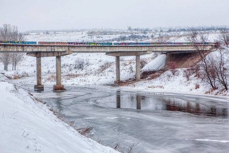 冬天的景色，桥在河上