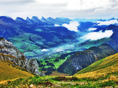 瑞士圣加仑丘尔弗林山脉各州高山峰的全景