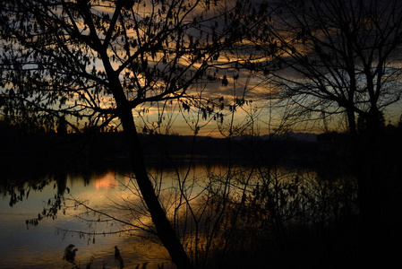 塞斯托金丹。 湖面上的日落