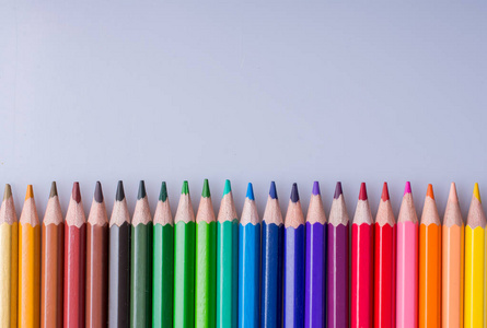 放置在白色背景上的各种颜色的彩色铅笔