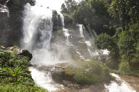 泰国森林中有石头的美丽瀑布