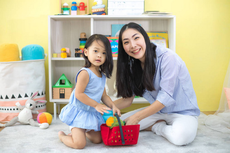 亚洲母女在家里玩玩具