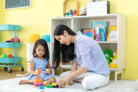 亚洲母女在家里玩玩具