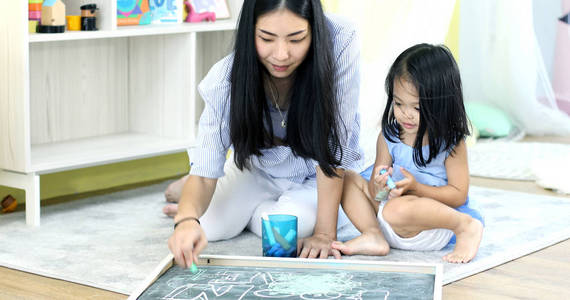 快乐的亚洲母女一起画画