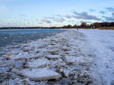 冰雪中的海滩