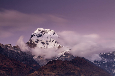 在尼泊尔喜马拉雅山徒步旅行期间，从塔达帕尼欣赏安纳普尔纳南峰景