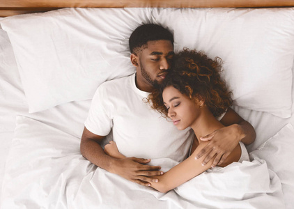 睡在床上的年轻黑人夫妇