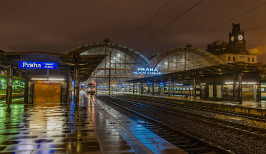 首都布拉格主车站，冬天，寒冷的夜晚