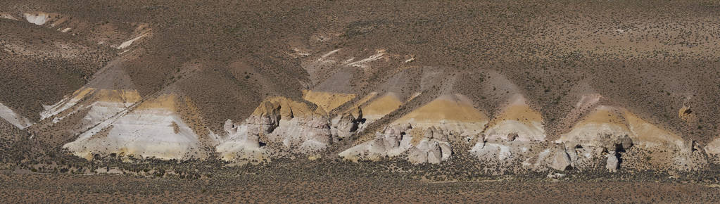 侵蚀的悬崖沿着劳卡河谷运行在劳卡国家公园的阿尔蒂普拉诺智利北部。