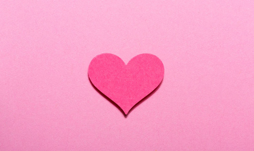 心脏在一个粉红色的纸背景
