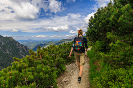 夏季在塔特拉山徒步旅行的女性游客