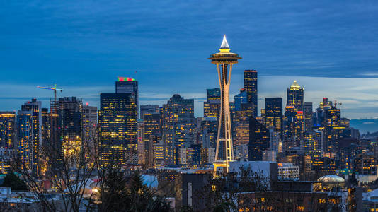 西雅图城市的天际线在黄昏。西雅图市中心夜景
