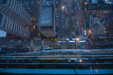 从西雅图一个城市的飞行无人机与开发建筑运输能源电力基础设施的俯视空中照片。 发达西雅图的金融和商业中心