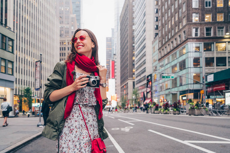 纽约街头一个带复古相机的快乐女孩