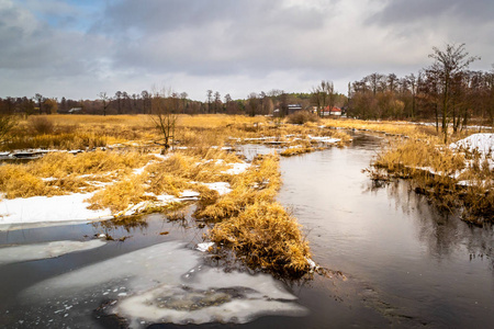 波兰中部的冬季和河流格拉皮亚。