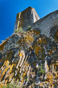 法国岩石上中世纪城堡塔的废墟