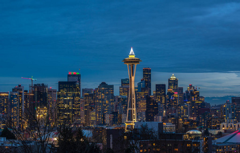西雅图城市天际线在黄昏。 西雅图市中心夜景