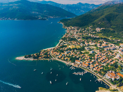 黑山城市码头游艇的鸟瞰图。 夏季