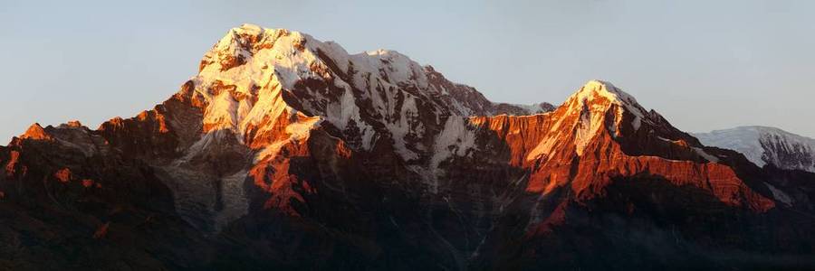 傍晚日落观赏安纳普尔纳尼泊尔喜马拉雅山