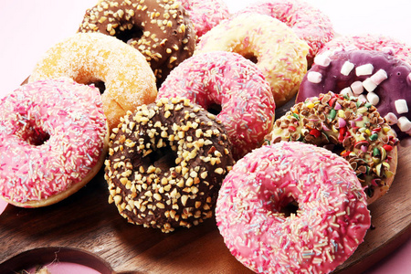 什锦甜甜圈与巧克力磨砂粉红色釉和洒面圈。