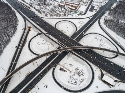 高速公路交叉口的鸟瞰冬季积雪。