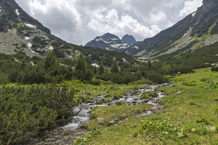 保加利亚里拉山Malyovitsa峰和Malyoviska河夏季景观