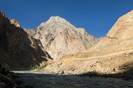 帕尼河和帕米尔山脉帕尼是世界上阿穆达里亚河戈尔诺巴达赫尚地区塔吉克斯坦和阿富汗边境屋顶的一部分。
