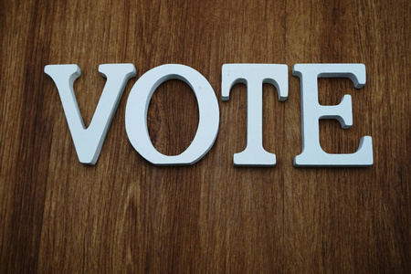 投票字母表字母顶部视图木制背景