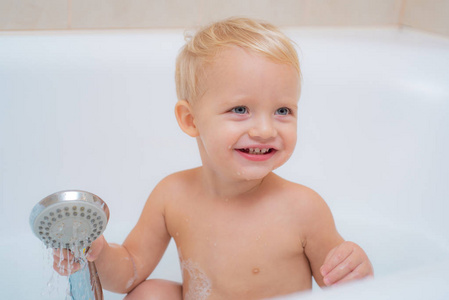 孩子们享受有趣的沐浴。浴。快乐的童年。幼儿的卫生和照料。可爱的小男孩微笑, 而在浴室洗澡