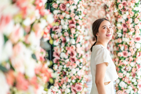 美丽的亚洲女人花拱情人节概念