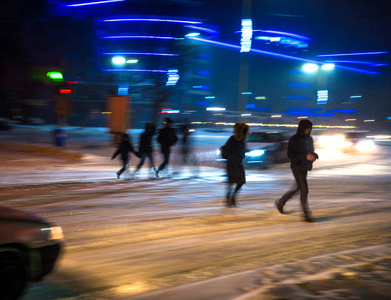 繁忙的城市街道人在斑马线上晚上。 危险的情况。 故意动作模糊
