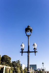 巴塞罗那街头的现代主义路灯图片